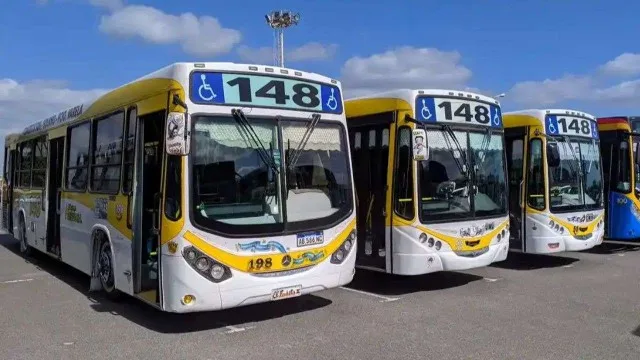 Colectivo de la línea 28 circulando por avenida en el sur del conurbano bonaerense