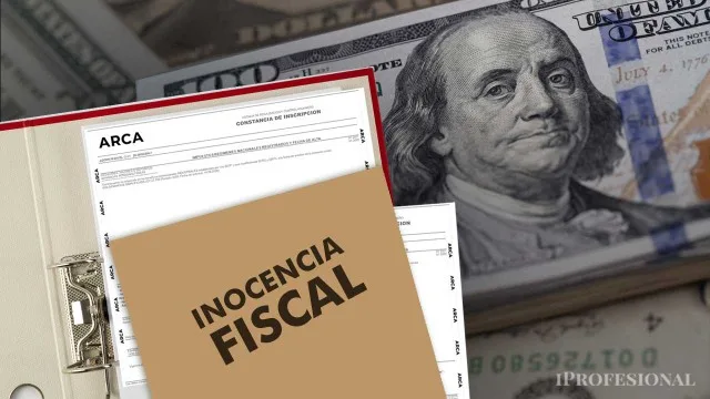 Ejecutivos y contadores reunidos en una mesa analizando documentos fiscales y balances