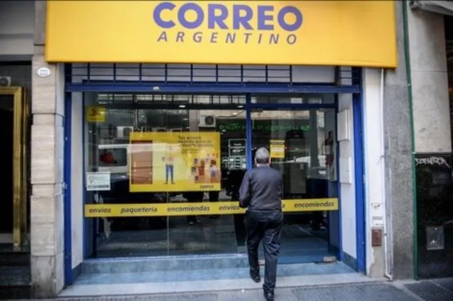 Sucursal del Correo Argentino cerrada con persiana baja en un pueblo del interior