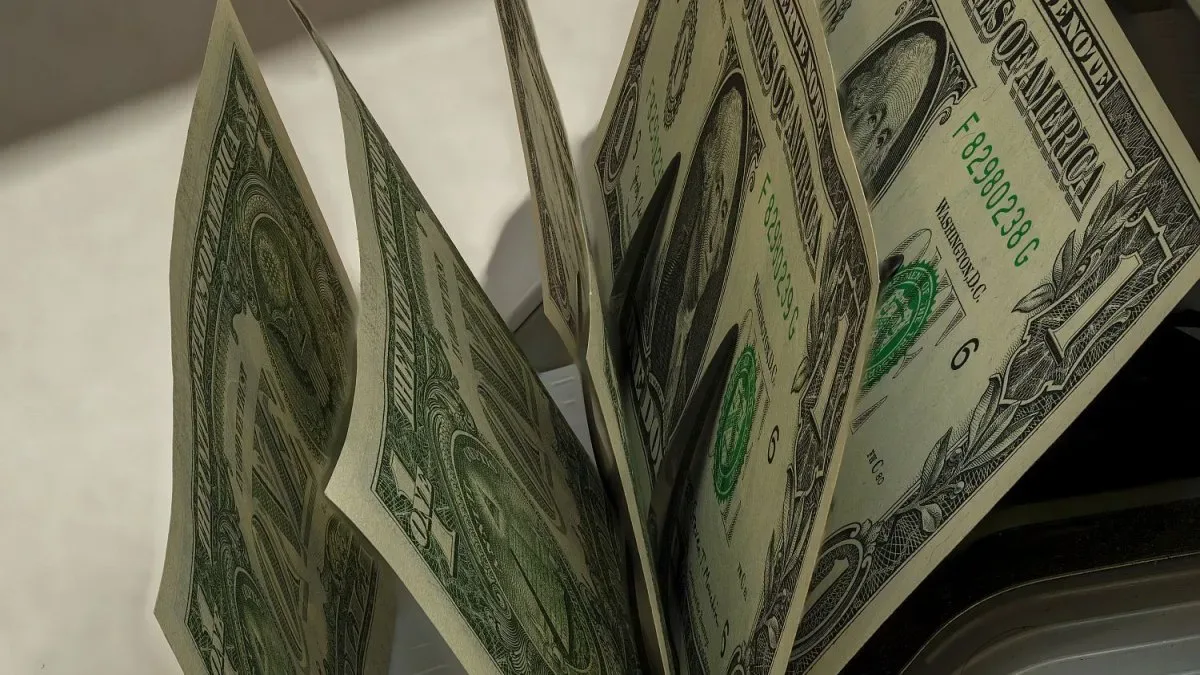 Cotizaciones del dólar blue, oficial, MEP y CCL en pantallas y billetes