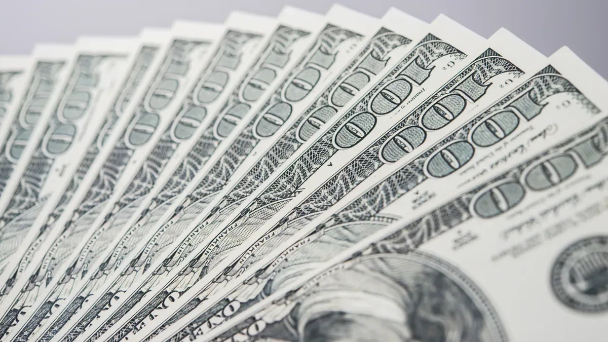 El tipo de cambio oficial cerró con una leve suba tras el feriado largo, aunque sigue anclado bajo la barrera de los $1.440.