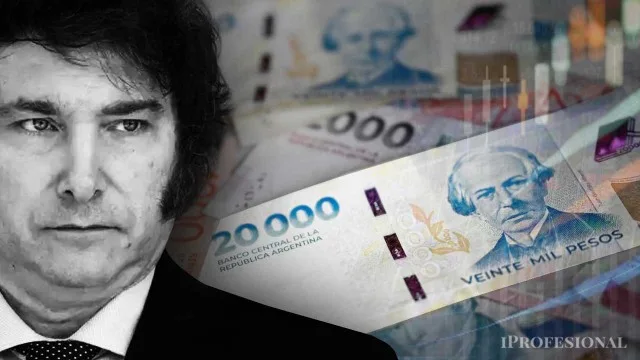 Javier Milei en conferencia de prensa con gráficos de inflación y Wall Street al fondo