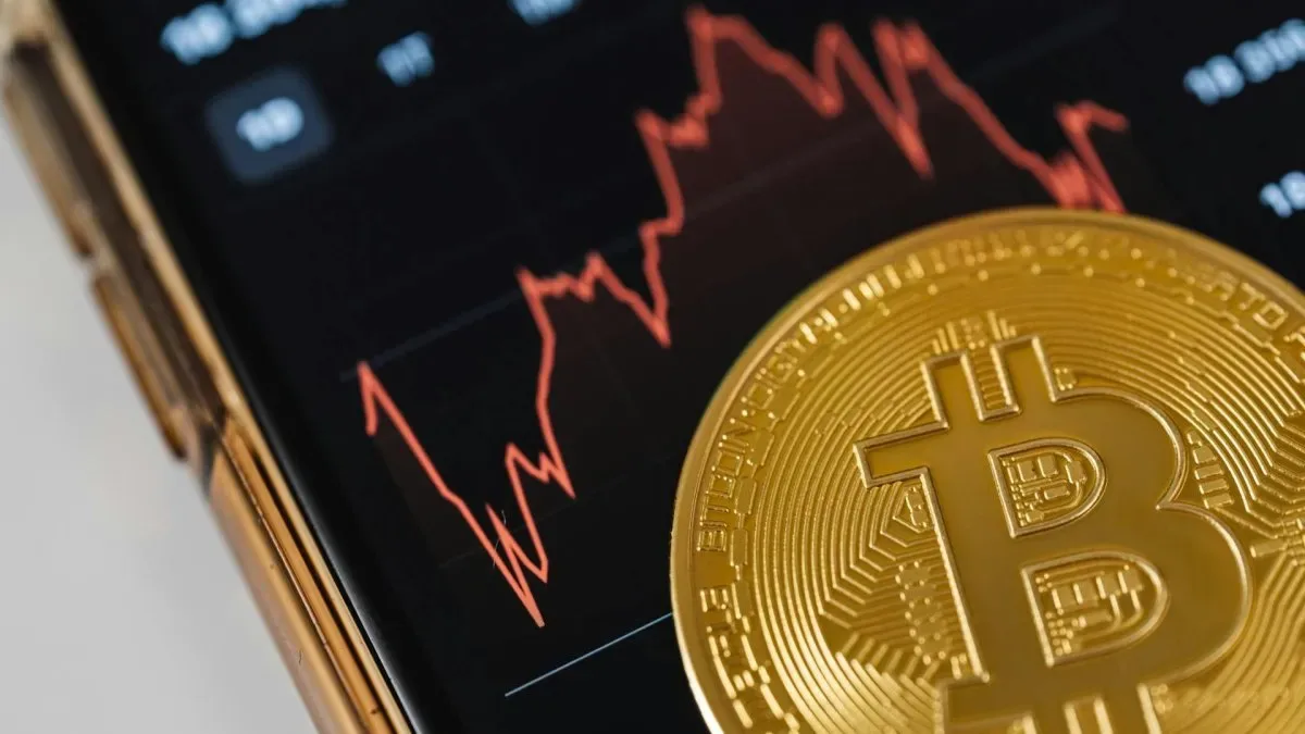 La principal criptomoneda frenó su avance semanal del 5,3% a la espera de la decisión de la Fed sobre tasas, en un contexto g