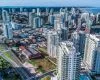 Edificios residenciales modernos en Punta del Este con cartel de venta