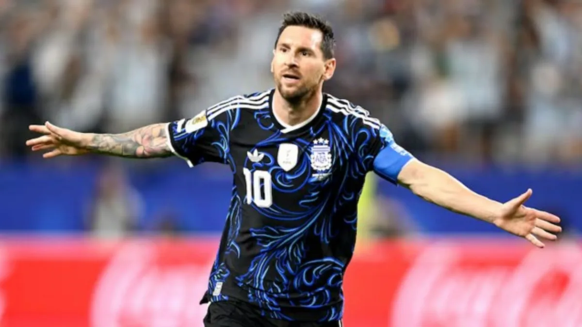 Jugadores de la Selección Argentina entrenando con Messi en primer plano