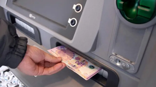 Sucursal del Banco Nación con carteles de préstamos personales