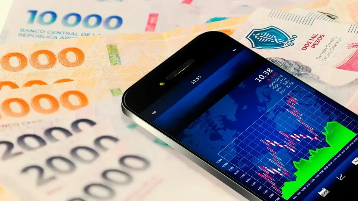 Persona revisando tasas de plazo fijo en app bancaria en celular y notebook